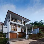 Family Only Villa Private Pool With City View - De Reiz Ara Syariah 4Br