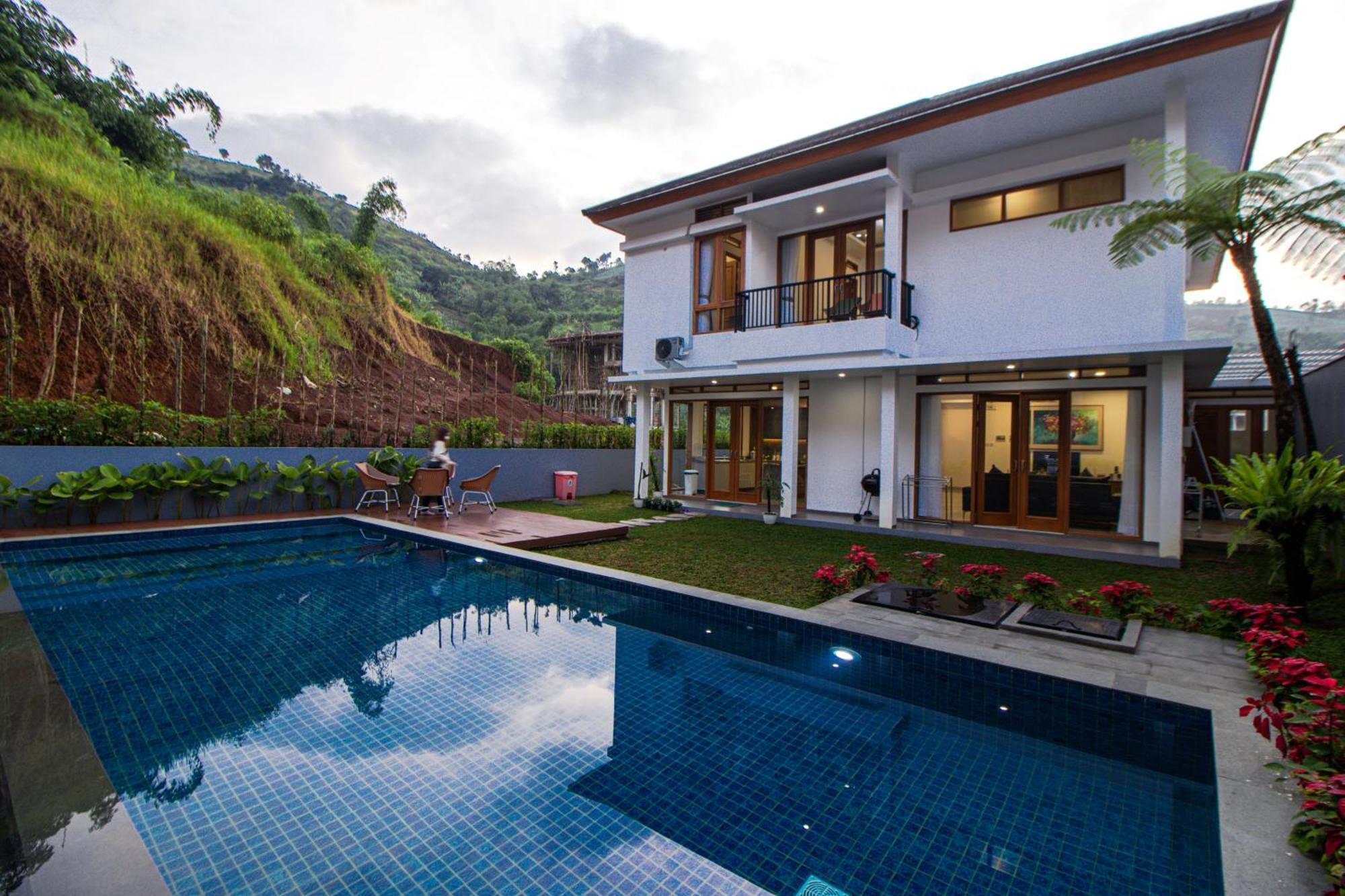 Villa Family Only Private Pool With View - De Reiz Ara Syariah 4br *