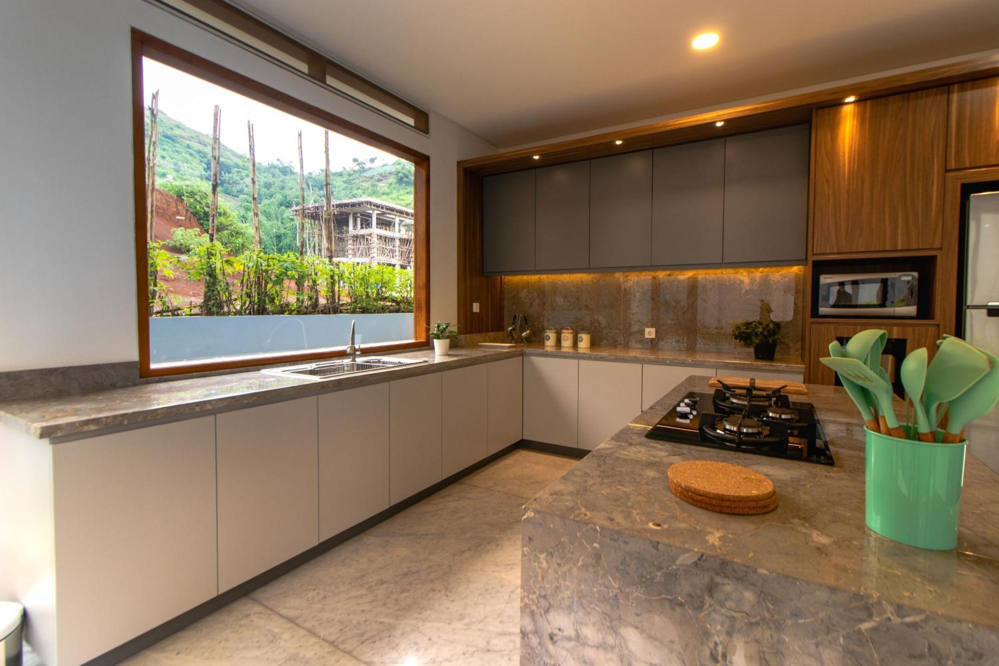 Villa Family Only Private Pool With View - De Reiz Ara Syariah 4br