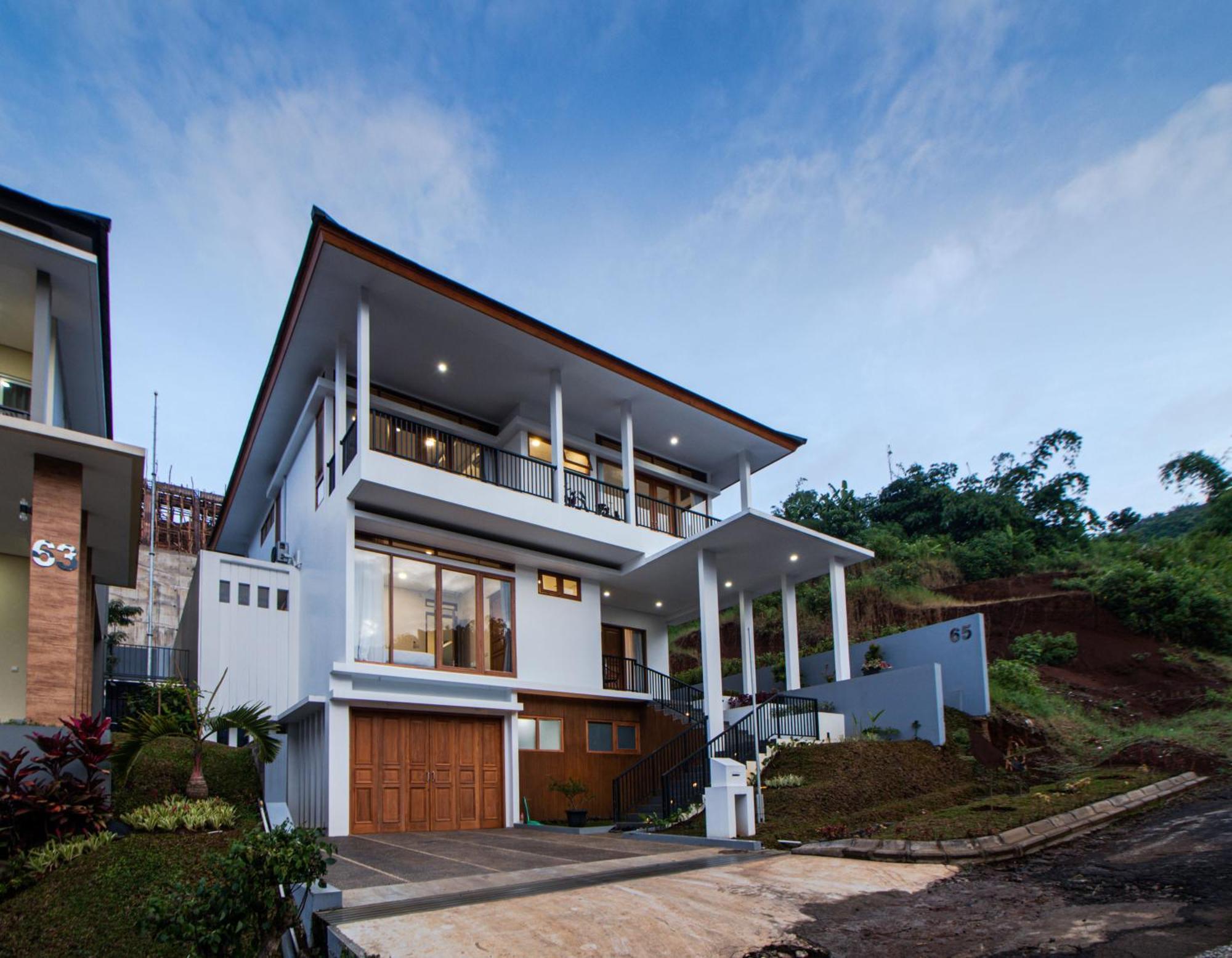 Villa Family Only Private Pool With View - De Reiz Ara Syariah 4br *