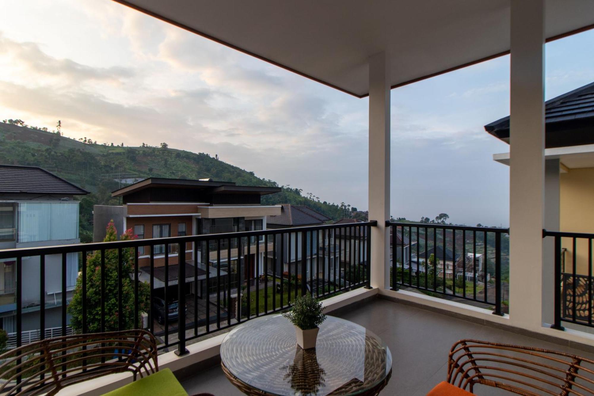 Family Only Private Pool With View - De Reiz Ara Syariah 4br *